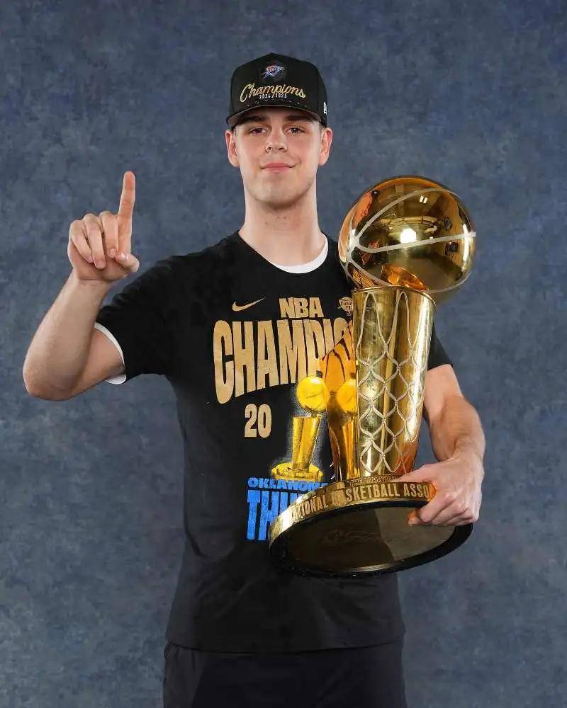 总冠军后卫!刚打一场比赛!再次手术伤停