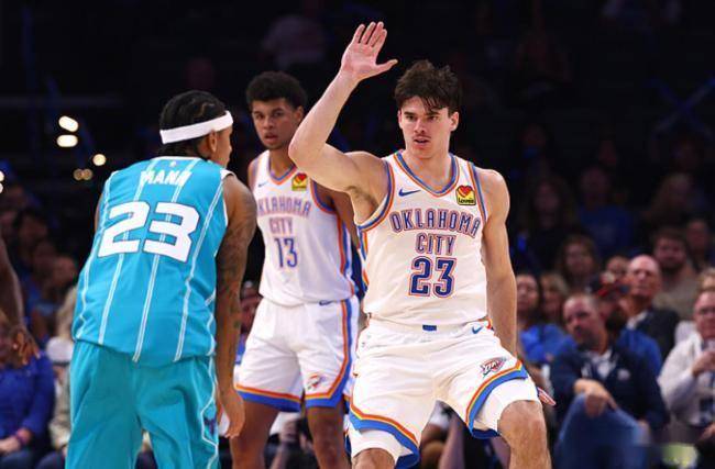 亚历山大9中7高效领衔，卫冕冠军季前赛展露冠军相