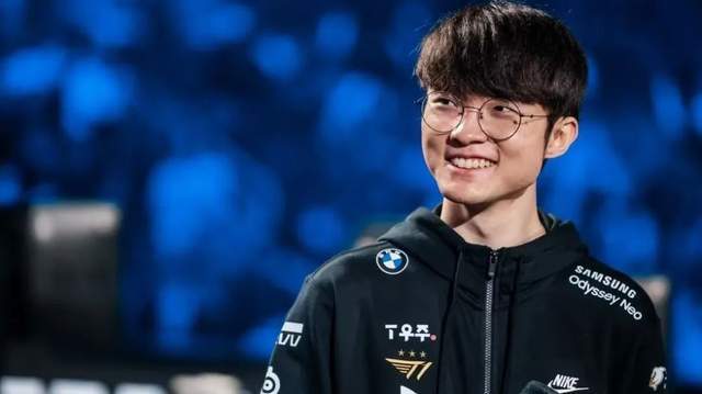 LOL传奇加冕殊荣，十年最佳力压众多电竞选手，LPL最可敬的对手！